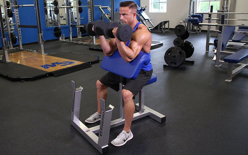 Latihan Terbaik di Preacher Curl Bench untuk Kekuatan dan Ukuran