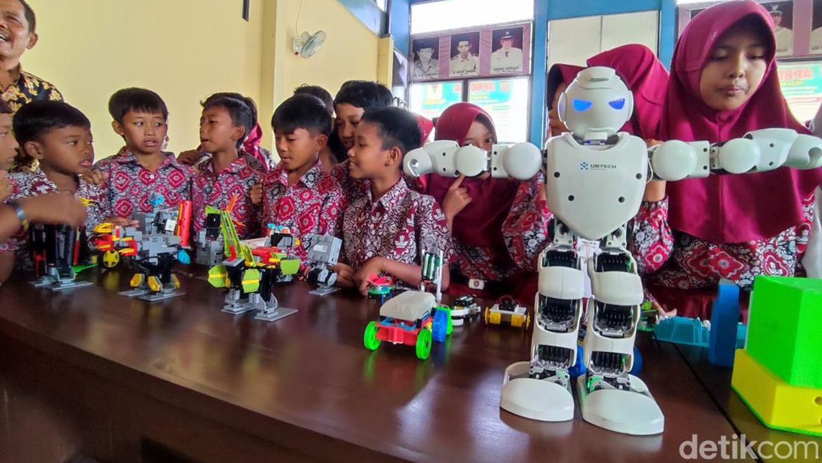 Inspiratif! Bocah SD Sulap Barang Bekas Jadi Robot, Harumkan Nama Indonesia